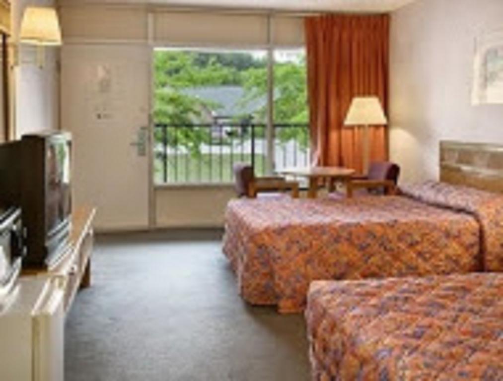 Town And Country Inn Suites Spindale Exterior photo