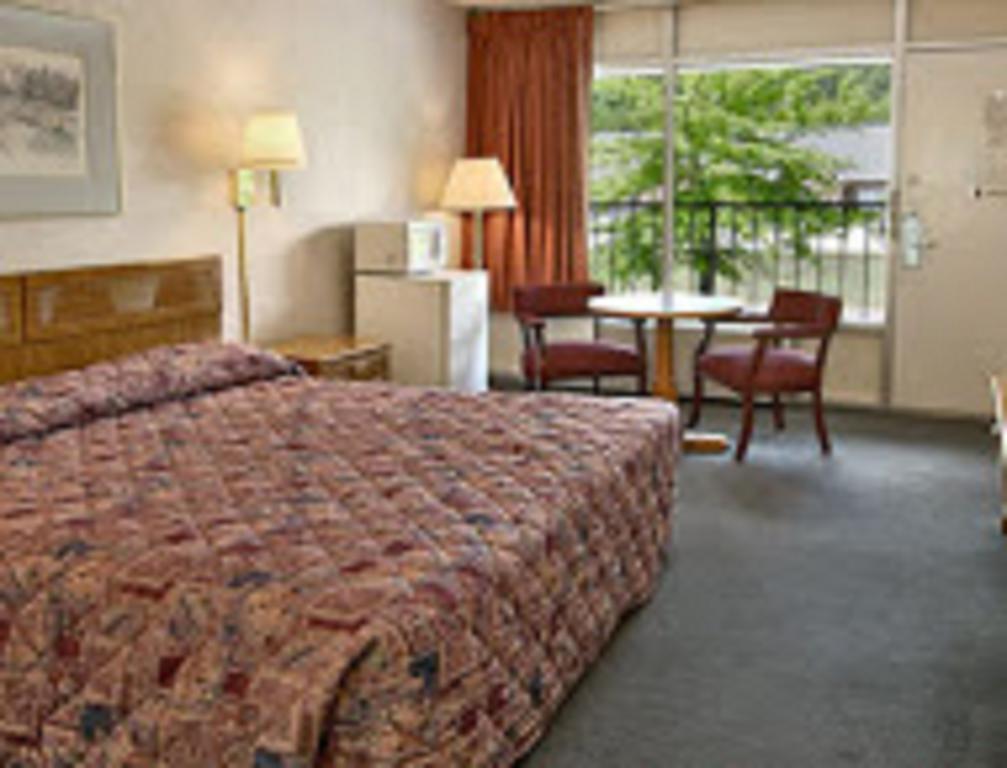 Town And Country Inn Suites Spindale Exterior photo